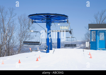 Télésiège quadruple vide au sommet du Mont Gray Rocks, Mont Tremblant, Québec, Canada Banque D'Images