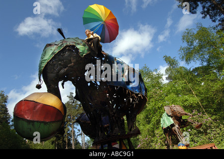 À cheval sur un artiste de sa vie de l'éléphant en métal taille des sculptures dans un cirque de poser dans un parc anglais Banque D'Images