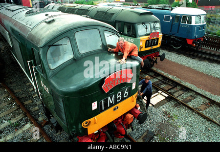 Pete Waterman de Stock Aitken Waterman avec certains de sa collection privée de trains Banque D'Images