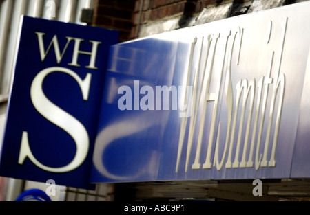 Le papetier et marchand de W H Smith dans la High Street, dans le Sussex à Haywards Heath Banque D'Images