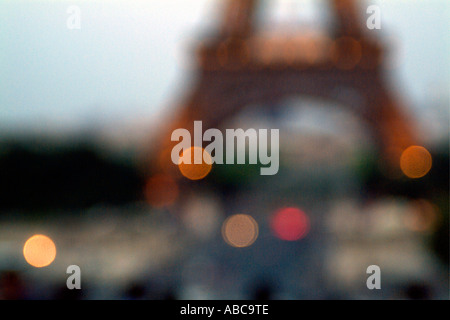 France Paris voitures sans feux arrière au pied de la tour eiffel au crépuscule Banque D'Images
