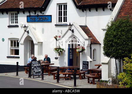 Le pub anglais Crown Inn à Kingsclere dans le Hampshire le sud de l'Angleterre UK Banque D'Images