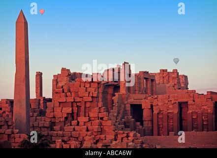 Vol en montgolfière sur le temple de Karnak au coucher du soleil avec l'Obélisque de Louxor en Haute Egypte Banque D'Images
