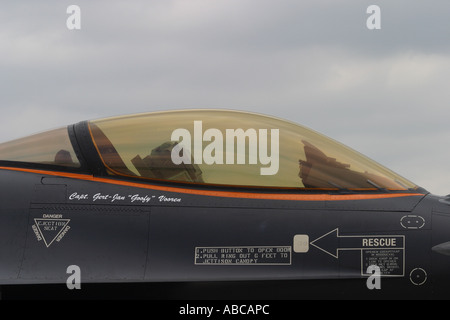 Lockheed Martin F-16 Fighting Falcon jet fighter cockpit avec baldaquin teinté d'or Banque D'Images