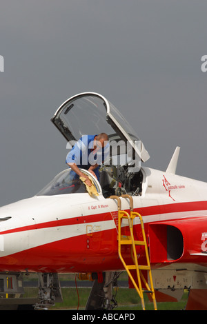 Caractéristiques du chasseur à réaction étant couvert par l'équipe au sol poli militaire de l'Air suisse aerobatic team affichage F-5E Tiger jet fighter Banque D'Images