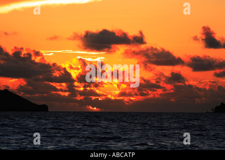 Vue depuis un bateau voile d'un coucher de soleil sur la Baie sainte Anne s inpraslin îles Seychelles océan indien Banque D'Images