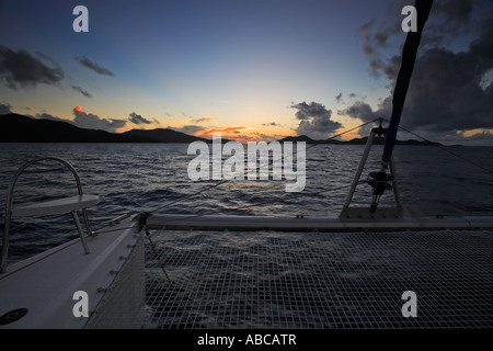 Vue depuis un bateau voile d'un coucher de soleil sur la Baie sainte Anne s inpraslin îles Seychelles océan indien Banque D'Images