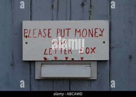 Hay-on-Wye honnêteté librairie lettre de paiement fort Veuillez mettre de l'argent dans Lettre Box Banque D'Images