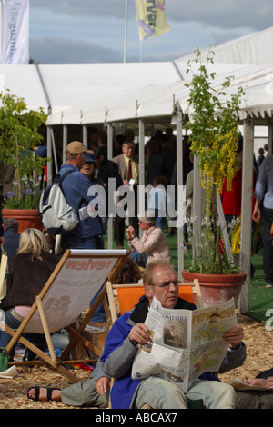 Hay Festival de Littérature et livres visiteur profite d'une pause dans un transat, entre les présentations de l'auteur prises Mai 2006 Banque D'Images