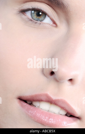 Studio shot close up detail de la face d'une jolie jeune femme avec des lèvres parfaites à la bouche et aux dents, smiling Banque D'Images