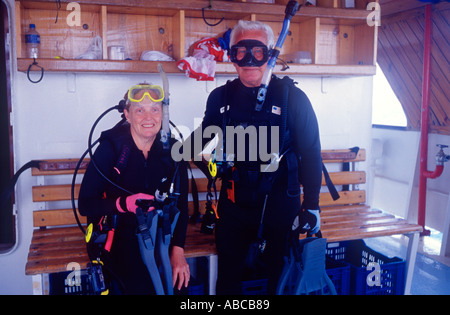 Plongeur Senior couple avant une plongée sur une croisière, Red Sea, Egypt Banque D'Images