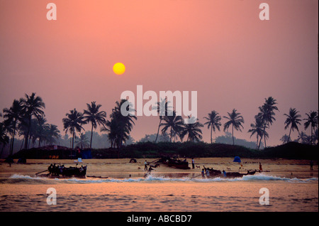 Les pêcheurs reviennent de voyage de pêche à la rupture de l'aube sur matin brumeux. Plage de Benaulim Salcete Goa Inde Banque D'Images