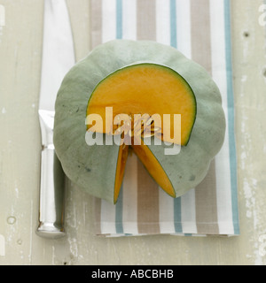 Squash avec couteau en acier sur tissu en lin à rayures Banque D'Images