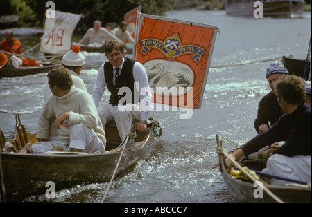 Le cygne qui s'étend sur la Tamise Londres et Berkshire dans les années 1980 HOMER SYKES, ROYAUME-UNI Banque D'Images