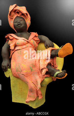 Personnage assis africaine figurative féminine forme dodue arrondi femmes assis repos figure robe traditionnelle de caractère humour tac Banque D'Images