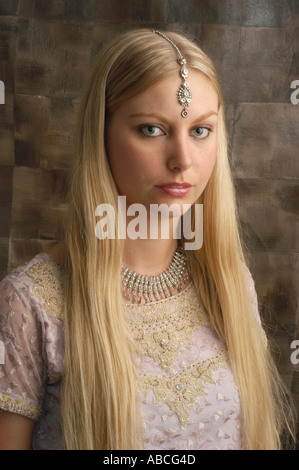 Jeune femme étrangère Joanna de porter des bijoux à la recherche de l'appareil photo Banque D'Images