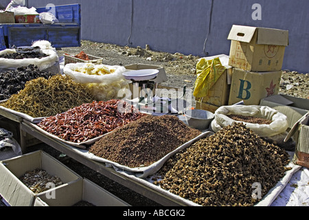 Chine Pékin grande variété d'épices et d'aliments séchés y compris l'anis étoilé et des piments affiché pour la vente au marché de plein air Banque D'Images