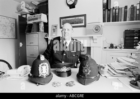 Andy Reid est le traditionnel local rural police bobby stationné à Kingsclere Hampshire UK Banque D'Images