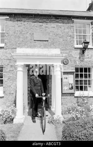 Andy Reid est le traditionnel local rural police bobby stationné à Kingsclere Hampshire UK Banque D'Images