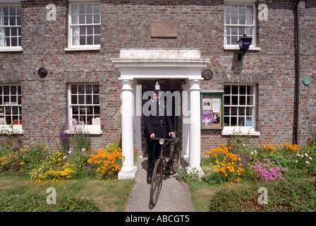 Andy Reid est le traditionnel local rural police bobby stationné à Kingsclere Hampshire UK Banque D'Images