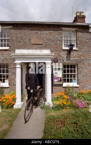 Andy Reid est le traditionnel local rural police bobby stationné à Kingsclere Hampshire UK Banque D'Images