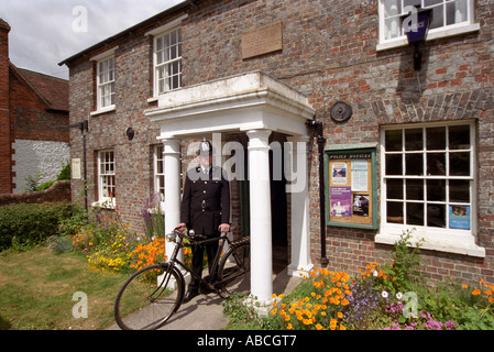 Andy Reid est le traditionnel local rural police bobby stationné à Kingsclere Hampshire UK Banque D'Images