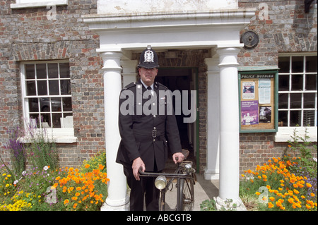 Andy Reid est le traditionnel local rural police bobby stationné à Kingsclere Hampshire UK Banque D'Images