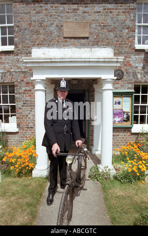 Andy Reid est le traditionnel local rural police bobby stationné à Kingsclere Hampshire UK Banque D'Images