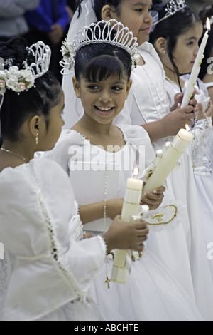 Caroline du Nord CHARLOTTE Première Communion à l'Église catholique hispanique à Charlotte en Caroline du Nord Banque D'Images