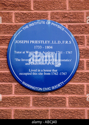 Inscription murale à Joseph Priestley sur la citadelle de l'Armée du Salut rue Academy Angleterre Warrington Banque D'Images