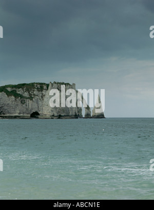 Falaises de mer, aiguille et arche de roche, vue de la plage d'Étretat, Côte d'Albâtre, Normandie (Normandie), France. Banque D'Images