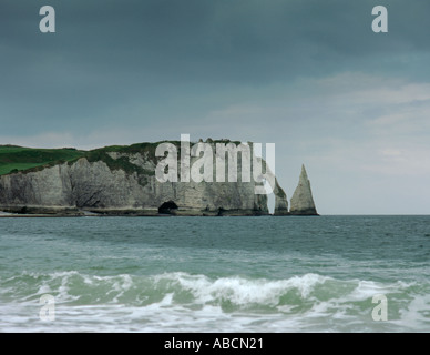 Falaise de mer, aiguille de roche et arche de roche ; vue depuis la plage d'Étretat, Côte d'Albâtre, Normandie (Normandie), France. Banque D'Images