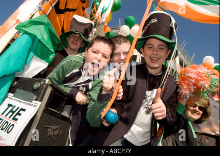 St Patricks day 2003 à Birmingham avec des gens déguisés et visages peints Banque D'Images