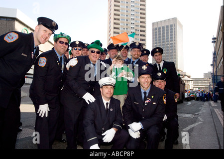 St Patricks day 2003 à Birmingham avec les pompiers de new york montrant la solidarité avec le Royaume-Uni après l'attentat contre les tours Banque D'Images