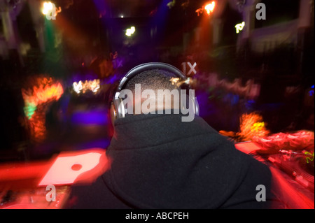 L'arrière d'un jeu de tête dj lors d'un festival Banque D'Images