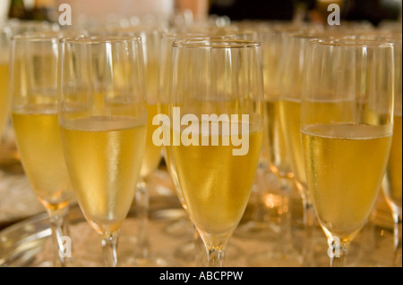 Des flûtes à champagne à l'occasion d'un mariage d'être rempli jusqu'à toast le couple Banque D'Images