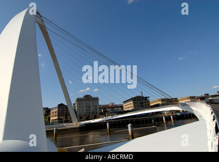 Le Millennium Bridge entre Newcastle Gateshead et vu contre un ciel bleu. Banque D'Images