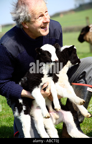 Farmer holding un agneau Jacobs, Devon, Angleterre Banque D'Images