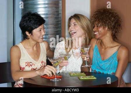 Female friends having cocktails Banque D'Images