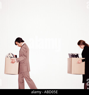 Businessman and businesswoman carrying boxes Banque D'Images