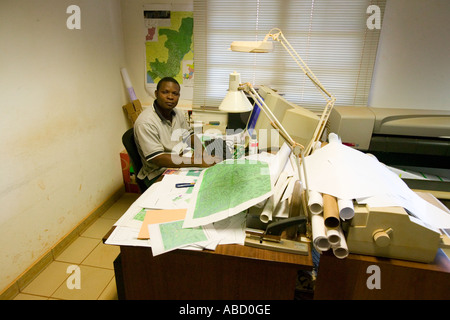 Employée de bureau à scierie dans la République du Congo Banque D'Images