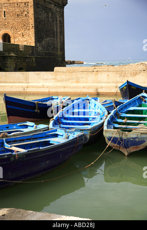 Bateaux de pêche bleu dans le port d'Essaouira Maroc Banque D'Images