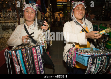 Les femmes de la tribu Akha hill vente cigares verts à partir des magasins de bibelots artisanat Marché de nuit de Chiang Mai en Thaïlande du nord Banque D'Images