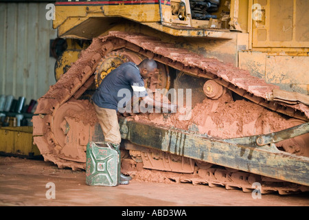 Les réparations en cours pour bulldozer sur chenilles camp de bûcherons dans la forêt tropicale de la République du Congo Banque D'Images