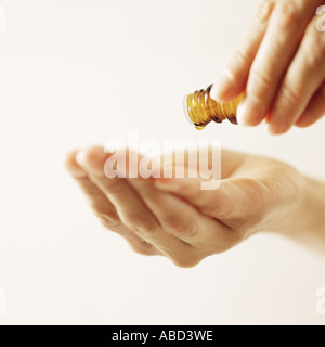 Woman pouring huile essentielle Banque D'Images