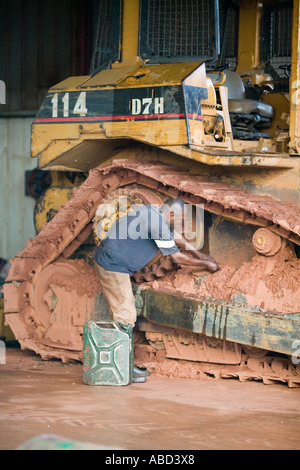 Les réparations en cours pour bulldozer sur chenilles camp de bûcherons dans la forêt tropicale de la République du Congo Banque D'Images