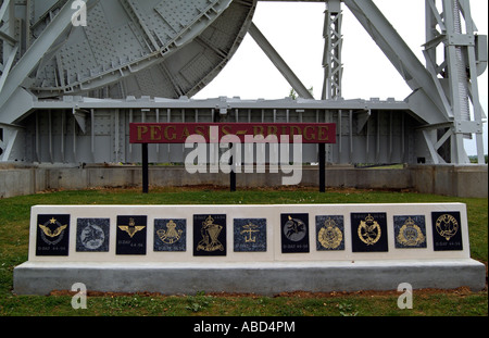 Pegasus Bridge original avec des plaques commémoratives à Ranville Benouville Normandie France UE Banque D'Images