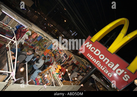 Lettrage thaïlandais sur McDonalds signer plus de marché de nuit Chiang Mai Thaïlande du nord Banque D'Images