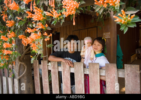 Village de réfugiés karens birmans couple avec jeune fille près de Mae Hong Son, Thaïlande du nord Banque D'Images