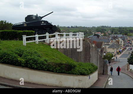 Arromanches Normany France T55 tank de guerre surplombe la ville balnéaire Banque D'Images